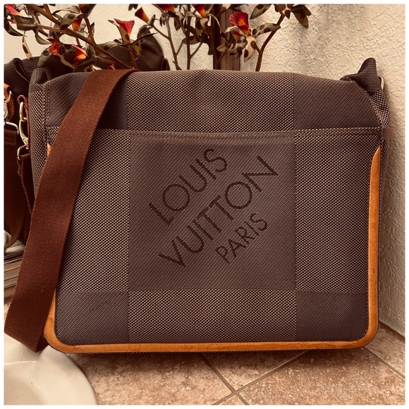 Authentic Louis Vuitton Large Canvas Fabric Messenger Crossbody Bag in VGUC - Picture 1 of 15